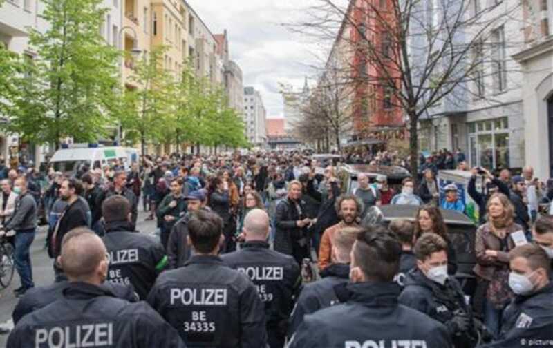 Полиция в Берлине применила газ на протестах ультралевых и ультраправых
