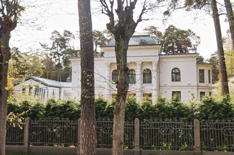 В Юрмале арестована вилла предпринимателя Элмарса Лайзанса, подозреваемого в контрабанде сигарет