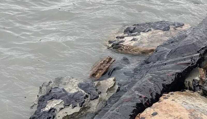 Водолаз погиб при очистке моря от мазута в Анапе