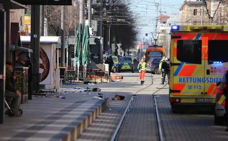 В Германии в городе Мангейм автомобиль въехал в толпу людей: есть пострадавшие