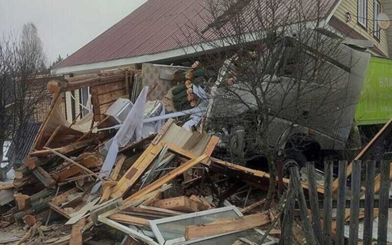 В Нижегородской области грузовик врезался в жилой дом