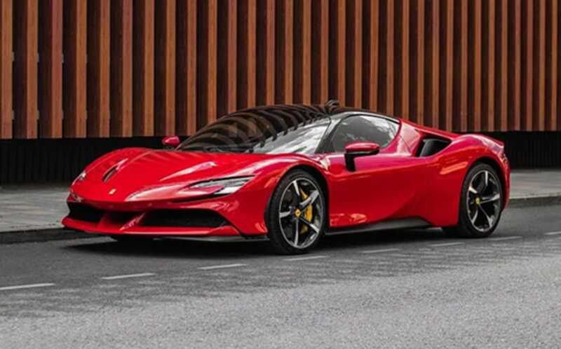 ТикТокер на Ferrari организовал дрифт в Варшаве