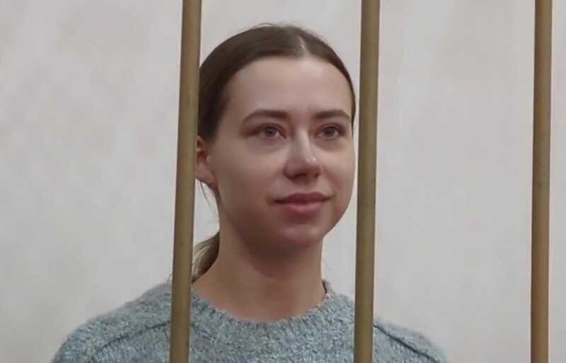 Александра Митрошина и её адвокат отказались от комментариев после суда