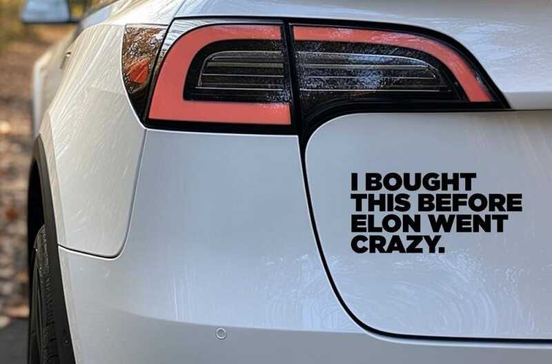 Владельцы Tesla в США массово меняют логотипы на машинах