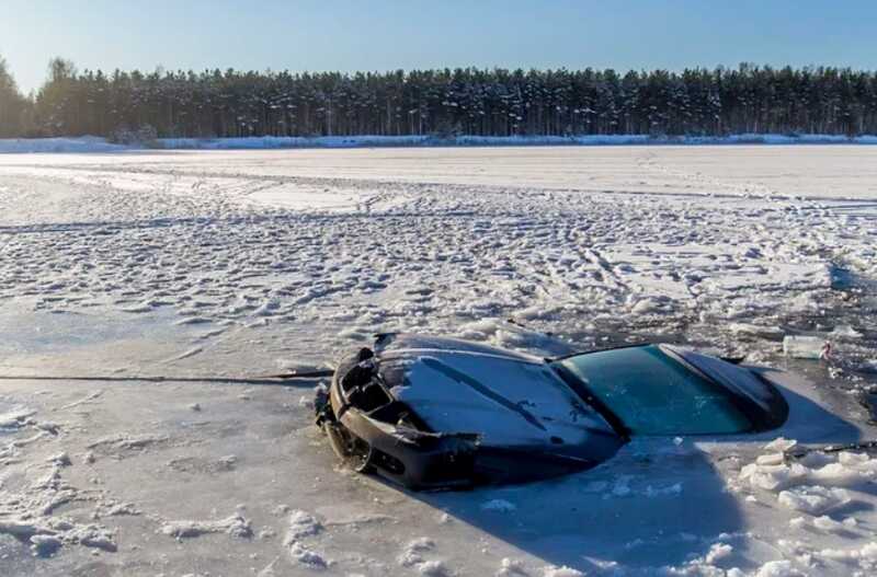 Два автомобиля провалились под лед на Обском водохранилище в Новосибирске