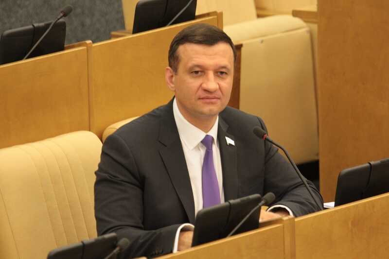 Дмитрий Савельев пытается построить «карманный парламент» в Новосибирске