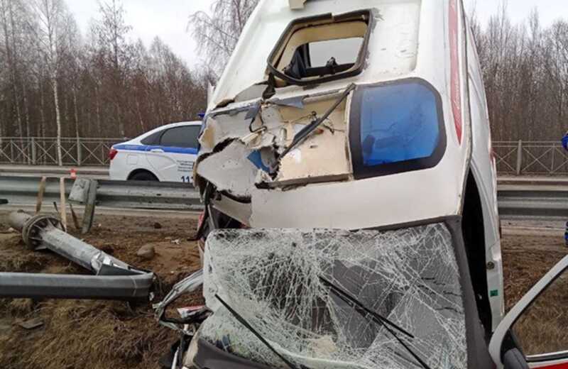 В Ленинградской области скорая помощь, спешившая к пациенту, съехала в кювет
