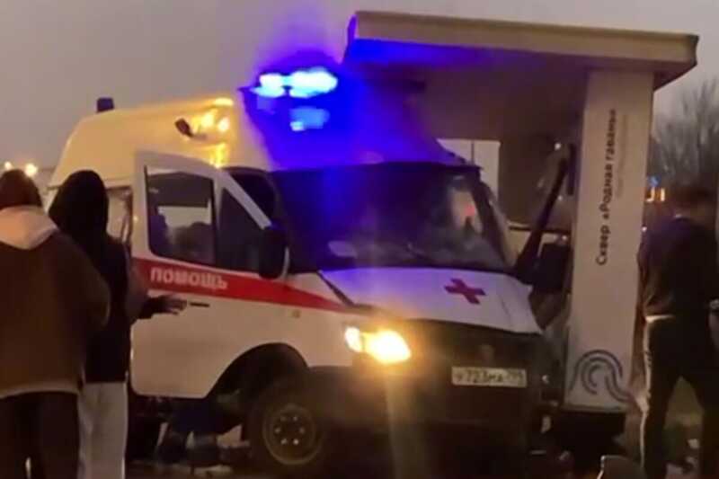 В Москве карета скорой помощи врезалась в остановку с людьми