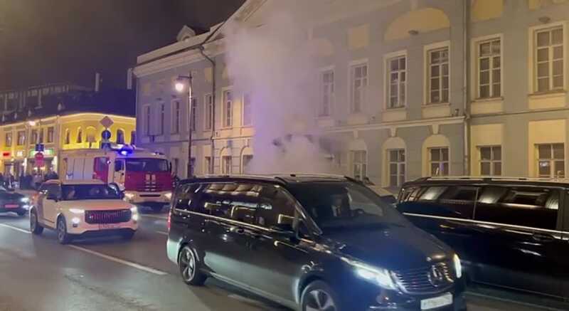 В центре Москвы загорелся автомобиль Aurus Senat