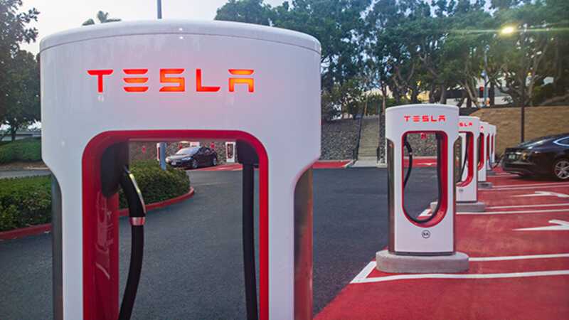 Появились изображения зарядных станций Tesla в Лондоне с портретами приветствующего Маска