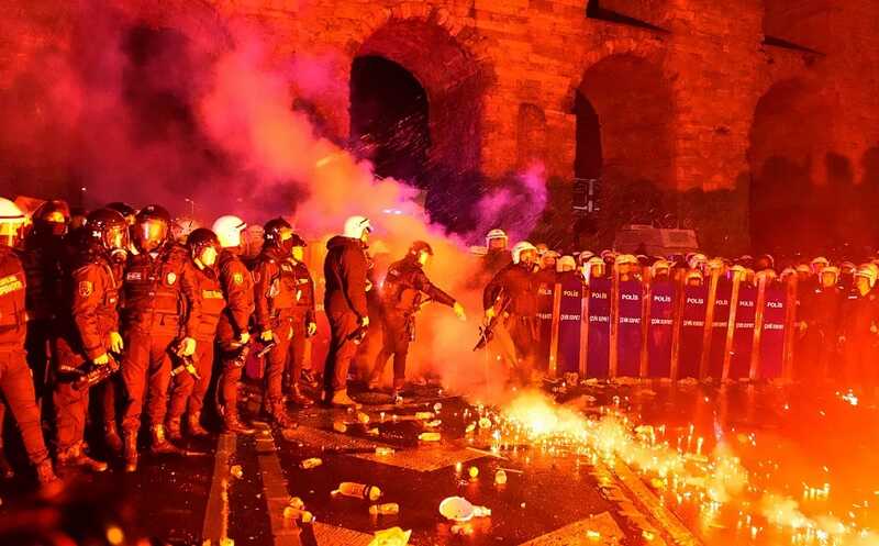 В Стамбуле продолжаются массовые протесты в поддержку арестованного мэра