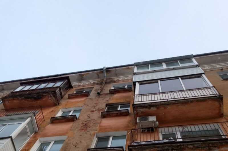 В Волгограде неизвестный уговорил двух школьниц погулять на общем балконе 16-го этажа