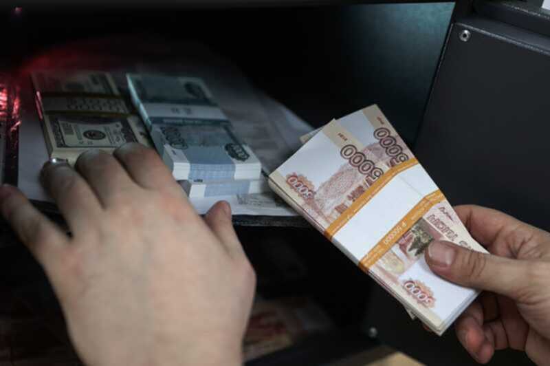 Дочь руководителя высшего звена РСА передала мошенникам сейф с 11 миллионами рублей