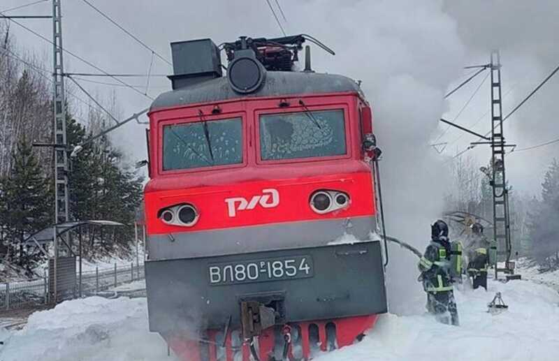 В Красноярском крае произошел пожар на локомотиве грузового поезда во время его движения
