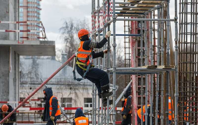 Строительная отрасль России сталкивается с дефицитом кадров до 400 тысяч специалистов