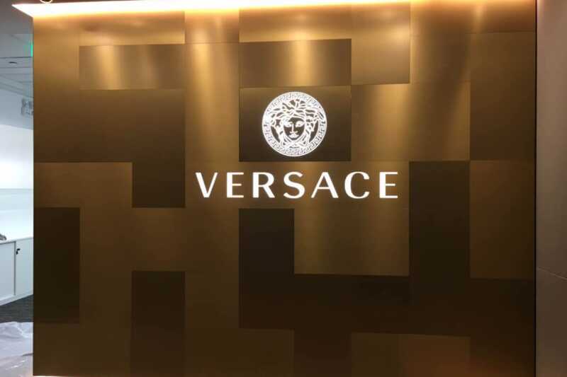 Prada приобретает Versace за 1,38 миллиарда долларов