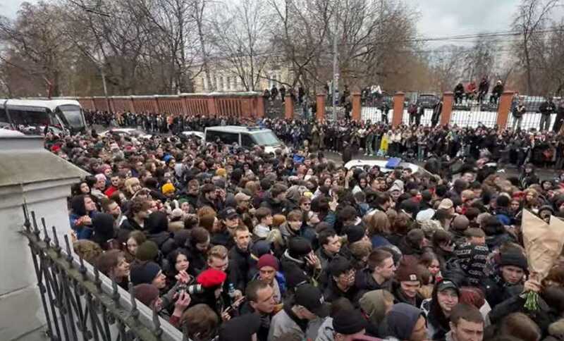 Российские телеканалы не обратили внимание на похороны Паши Техники