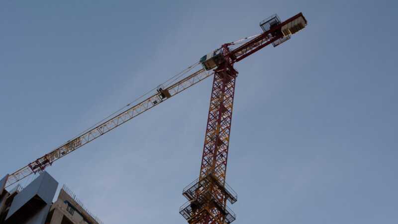 В Тобольске на предприятии во время выполнения работ произошло опрокидывание крана