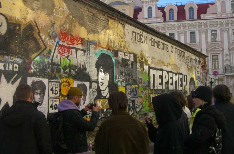 На знаменитой стене Цоя на Арбате появилось граффити в честь Паши Техника