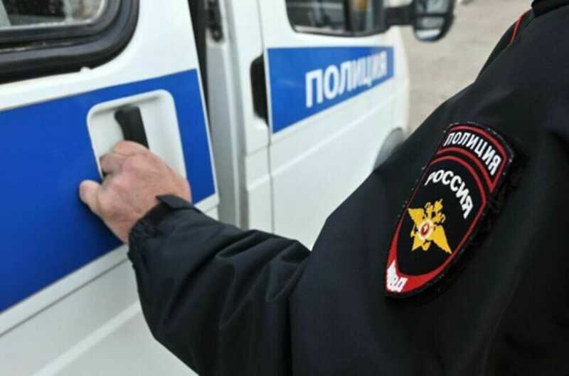 В Сербии задержанный сбежал от полиции, воспользовавшись дверью патрульной машины