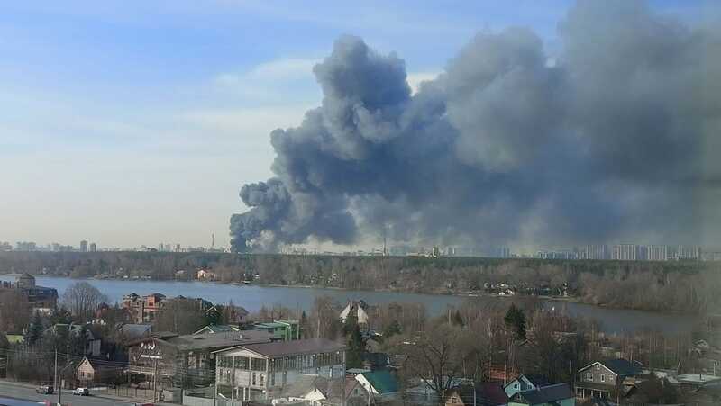 В Санкт-Петербурге горит ангар: дым виден за несколько километров