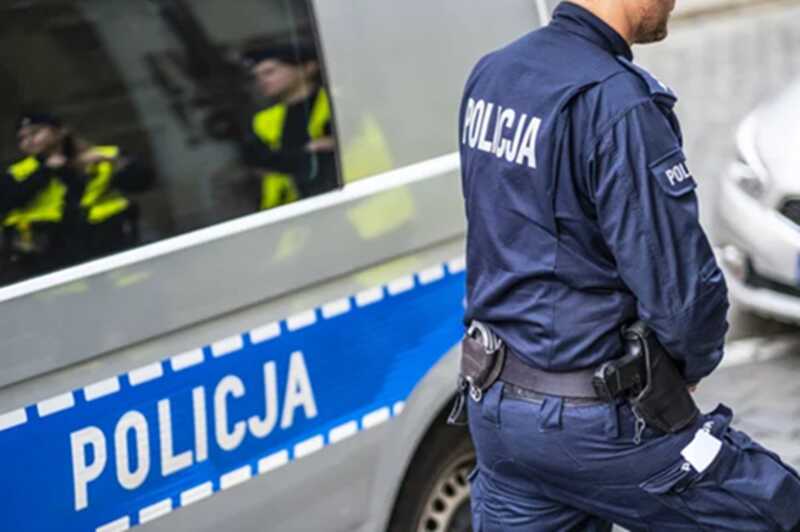 В Варшаве гражданин Беларуси прыгал по крышам автомобилей и ходил обнажённым