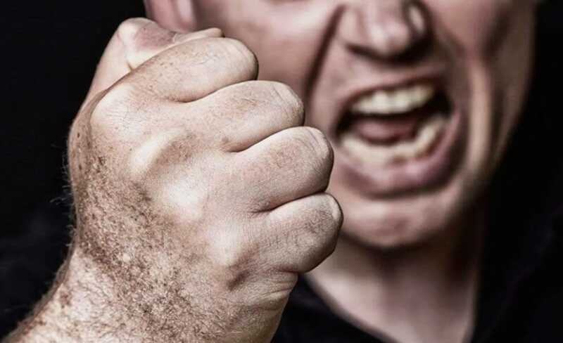 В Иркутске агрессивный пациент психиатрической больницы напал на медсестру, выбил дверь и сбежал