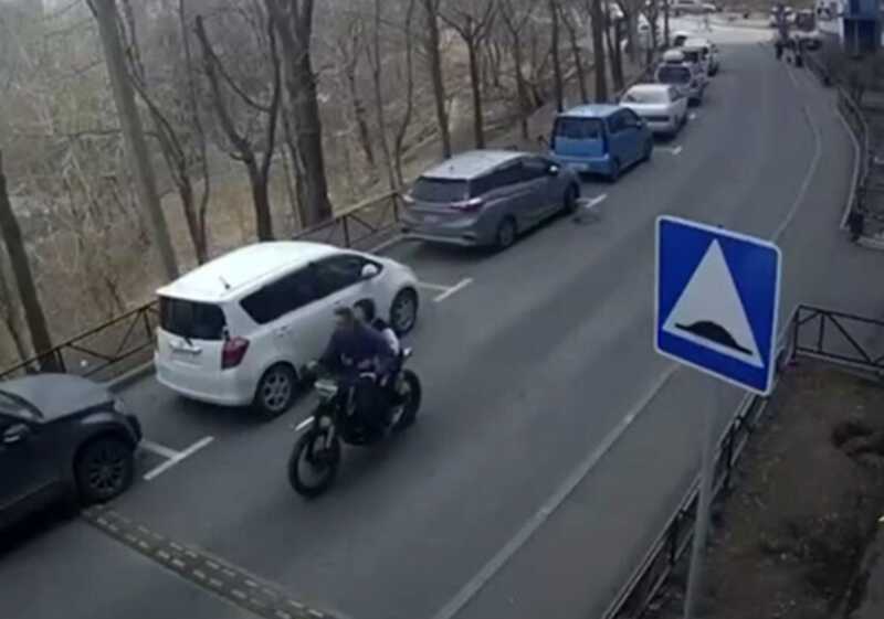 В Приморье пьяные родители убедили ребенка признать вину за аварию с мотоциклом