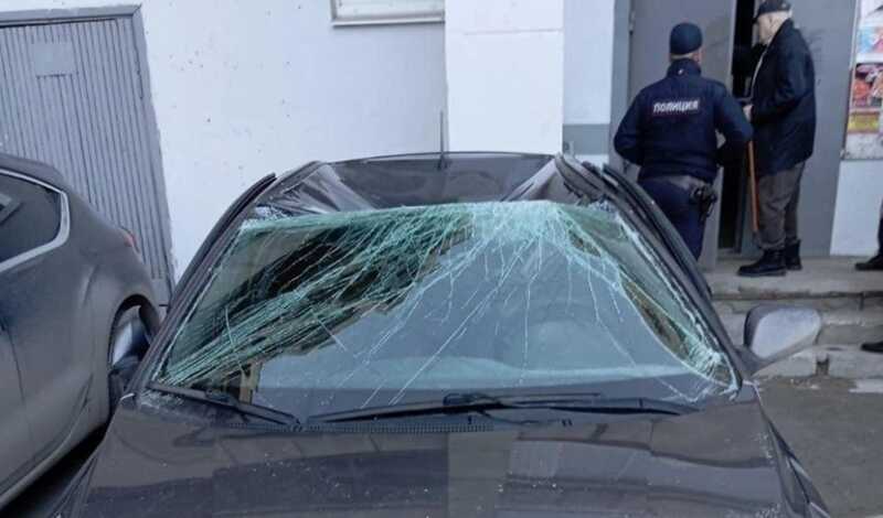 В Екатеринбурге пожилая женщина упала с шестого этажа на машину