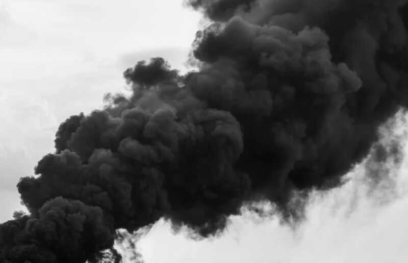 В Донецке начался пожар после удара по промышленной зоне