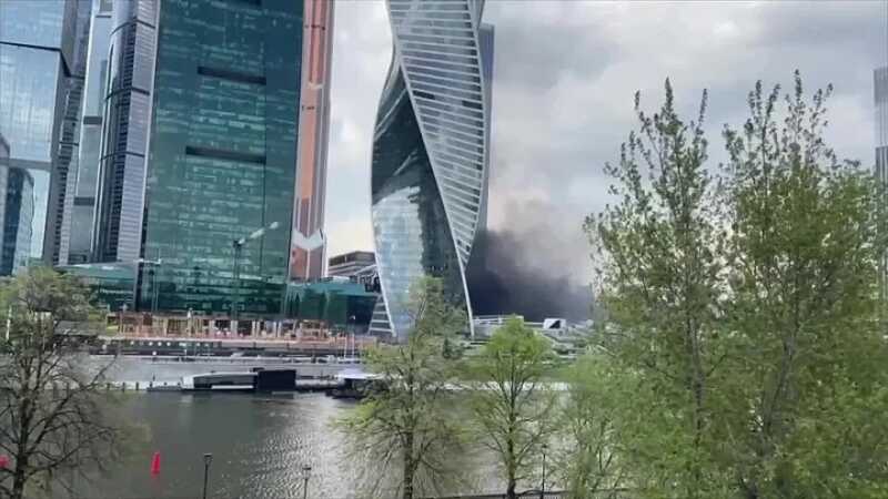 На подземной парковке "Москва-Сити" начался пожар после взрыва автомобиля