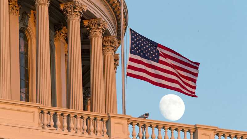 Граждане США начали получать уведомления о необходимости покинуть страну