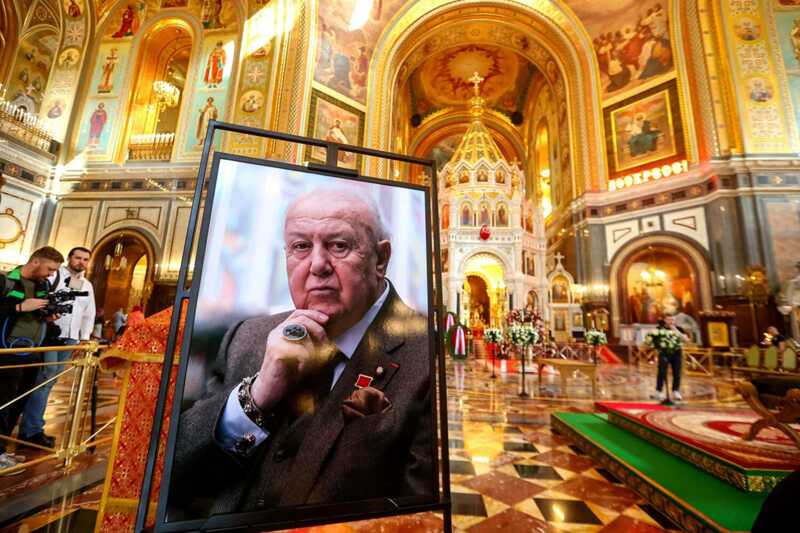 В сети появились первые кадры гроба Зураба Церетели