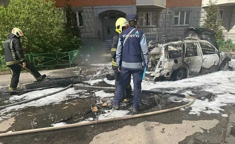 Следователи осматривают место взрыва, в котором погиб генерал Ярослав Москалик