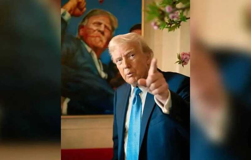 Трамп дал интервью с портретом, подаренным Путиным, на заднем плане