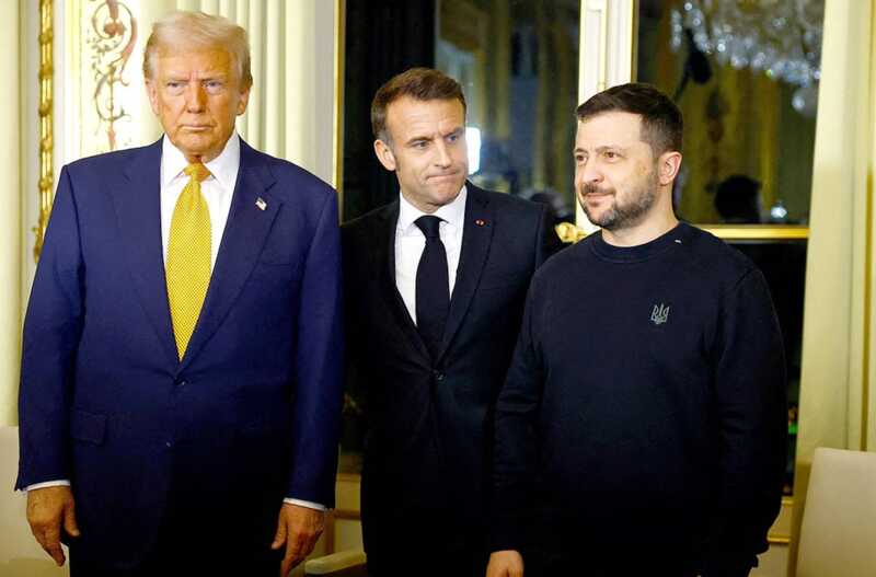 На встрече с Зеленским Макрон отказался пожать руку Трампу