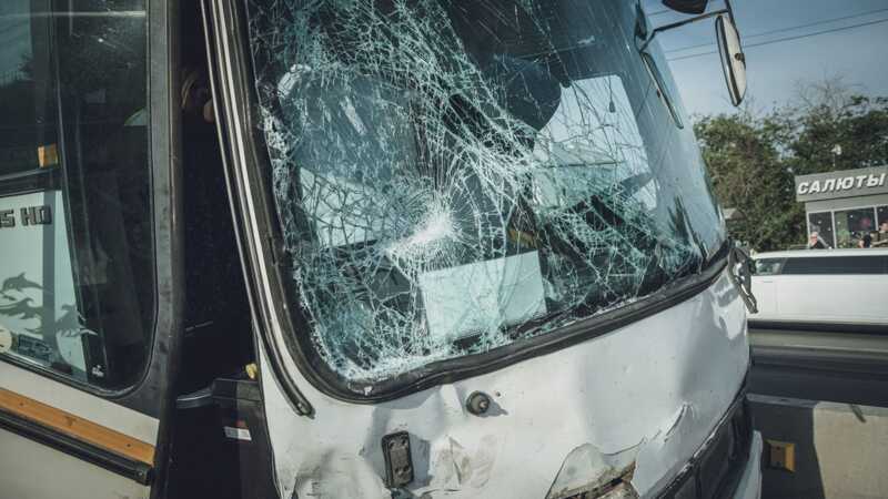 Автобус врезался в кафе во Владивостоке