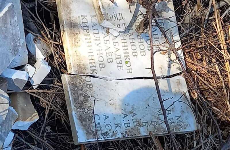 В Волгограде выбросили на свалку поврежденные плиты с именами солдат