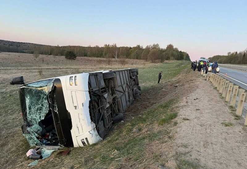 Экскурсионный автобус опрокинулся на трассе во Владимирской области: пострадавшие в тяжелом состоянии