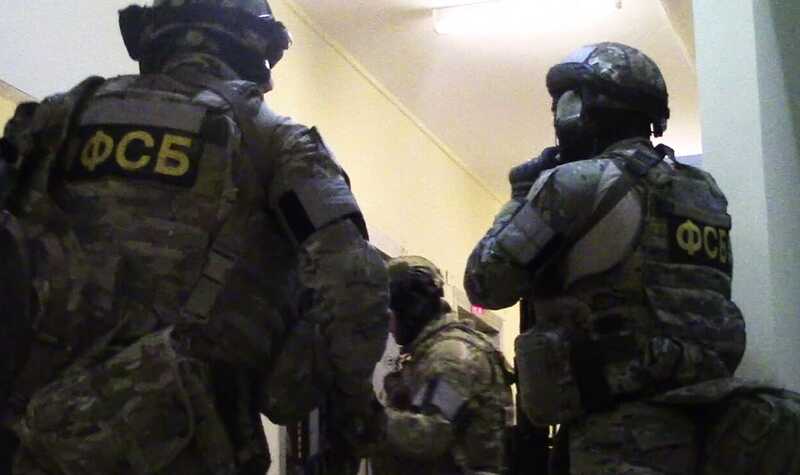 ФСБ опубликовала видео ареста организаторов мошеннической схемы с использованием SIM-боксов