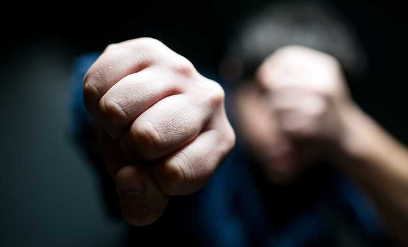 В Самаре музыкант избил подростка за нецензурное замечание после столкновения