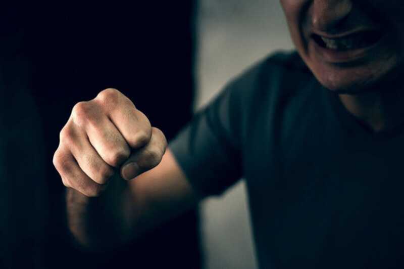 В Воронеже неадекватный мужчина атаковал соседку во дворе дома