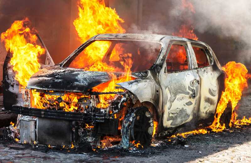 В Новосибирске во время движения вспыхнул автомобиль