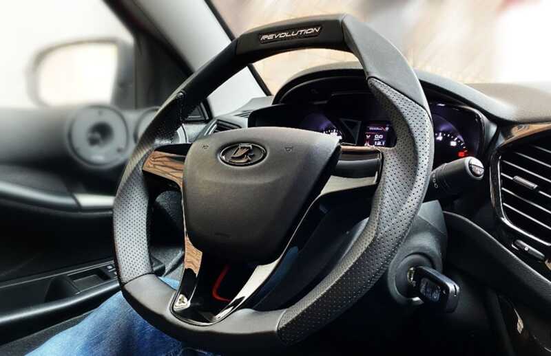 У Lada Vesta руль заблокировался в процессе движения