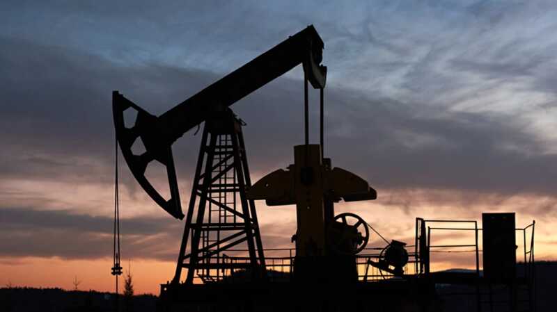 Стоимость нефти упала до годового минимума