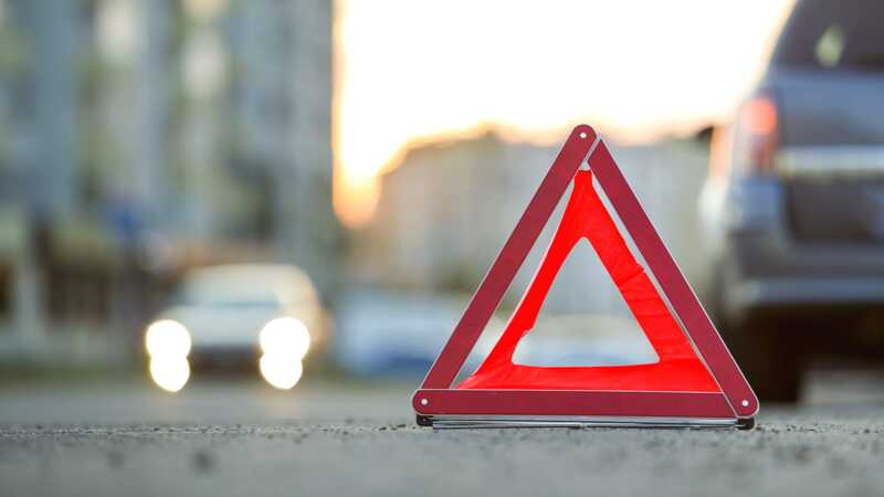 В Санкт-Петербурге автобус с пассажирами столкнулся с грузовиком, припаркованным на обочине