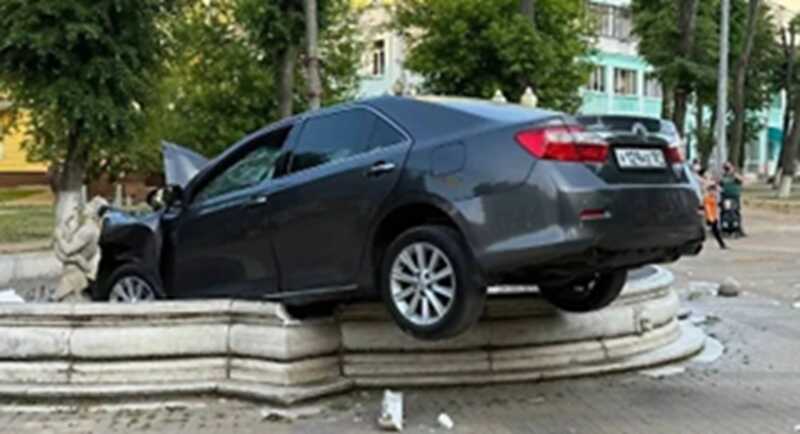 В Подмосковье автомобиль иностранного производства врезался в фонтан рядом с городской администрацией