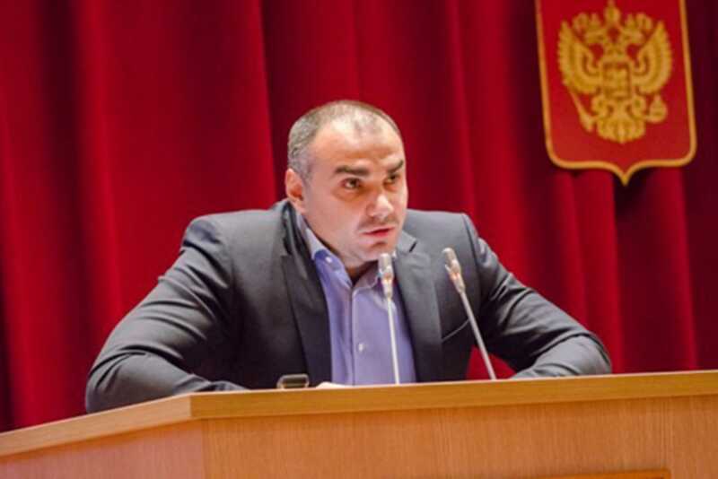 Бывшему заместителю председателя Заксобрания запретили покидать квартиру после нападения на мать и ребенка