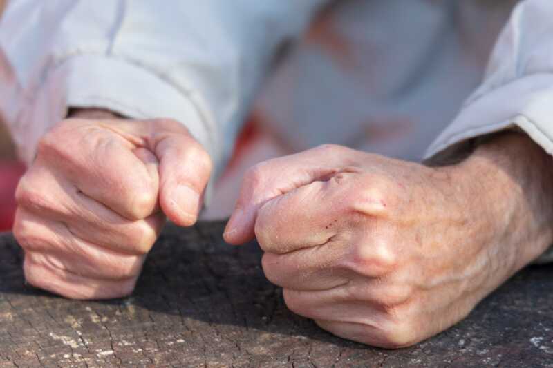 В Волгограде мигрант подверг мучениям свою собутыльницу, используя нож и табурет