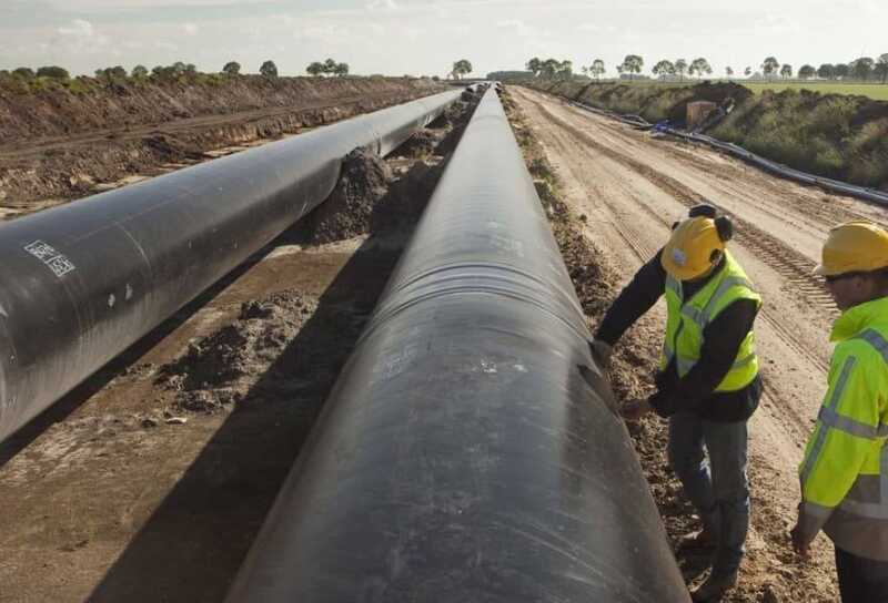 Прибыль российских нефтегазовых компаний сократилась наполовину в результате падения цен и введённых санкций